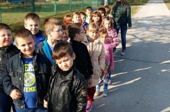 Mala škola u proljetnoj šetnji