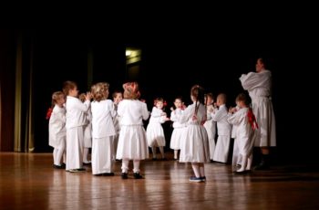 Djeca polaznici Etno-tradicijskog programa na koncertu “Svojem gradu za imendan”