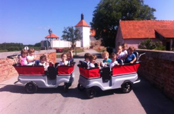 Ježići posjetili deve i osvježili se prskalicama