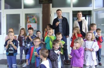 Vrtićarci sa osnovnoškolcima medenim doručkom najavili Medveni den