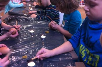 Oslikavanje uskrsnih jaja na Etno-tradicijskom programu