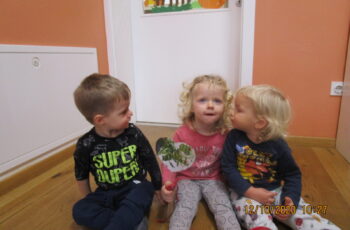 Dječaci skupine Srčeka čestitali svojim prijateljicama Dan djevojčica