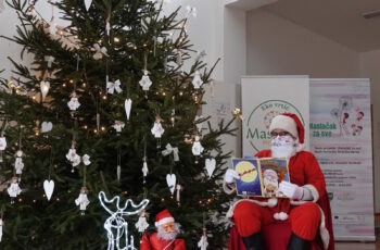 Djed Božićnjak posjetio mališane i darivao ih