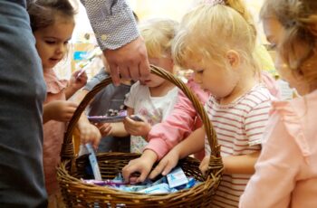 Gradonačelnik razveselio vrtićarce sa šarenim četkicama i jabukama