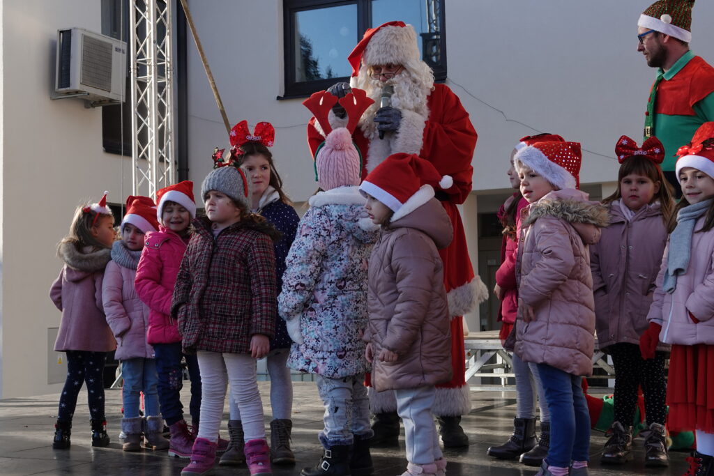 Nastup zbora Dječjeg vrtića Maslačak na dočeku Djeda Mraza