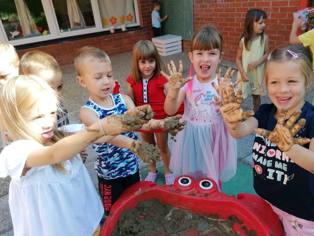 PRIJATELJSTVO I RAZLIČITOSTI – KOCKICE I ISKRICE
