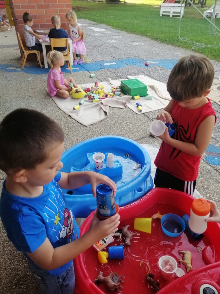 ZEBRICE I PANDICE UŽIVAJU U LJETU