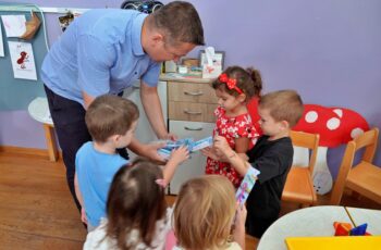Gradonačelnik razveselio vrtićance šarenim četkicama