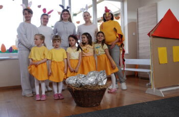 Znatiželjni zečići i lov na uskršnja jaja