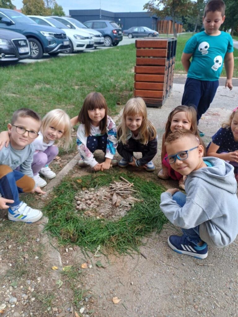 STIGLA NAM JE JESEN