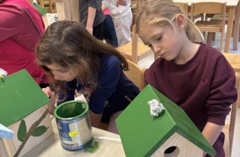 Mali čuvari prirode: djeca sudjelovala u oslikavanju kućica za ptice i hotela za kukce