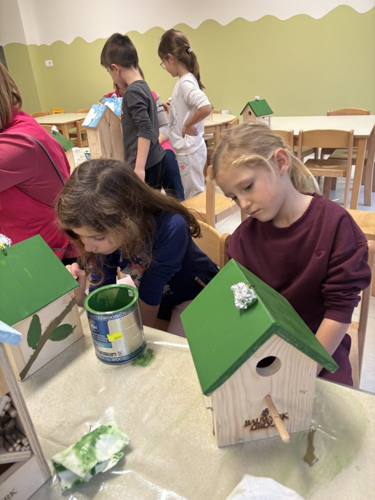 Mali čuvari prirode: djeca sudjelovala u oslikavanju kućica za ptice i hotela za kukce