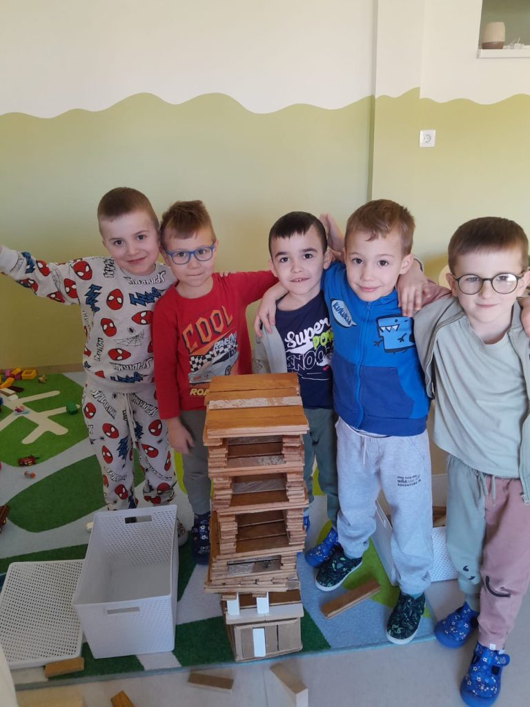 GEOMETRIJSKI OBLICI SVUDA OKO NAS