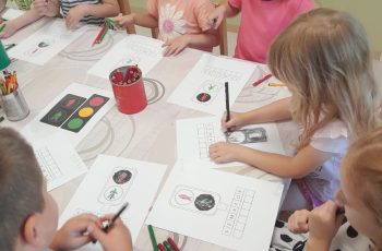 VOZILA  I PROMETNI ZNAKOVI OKO NAS