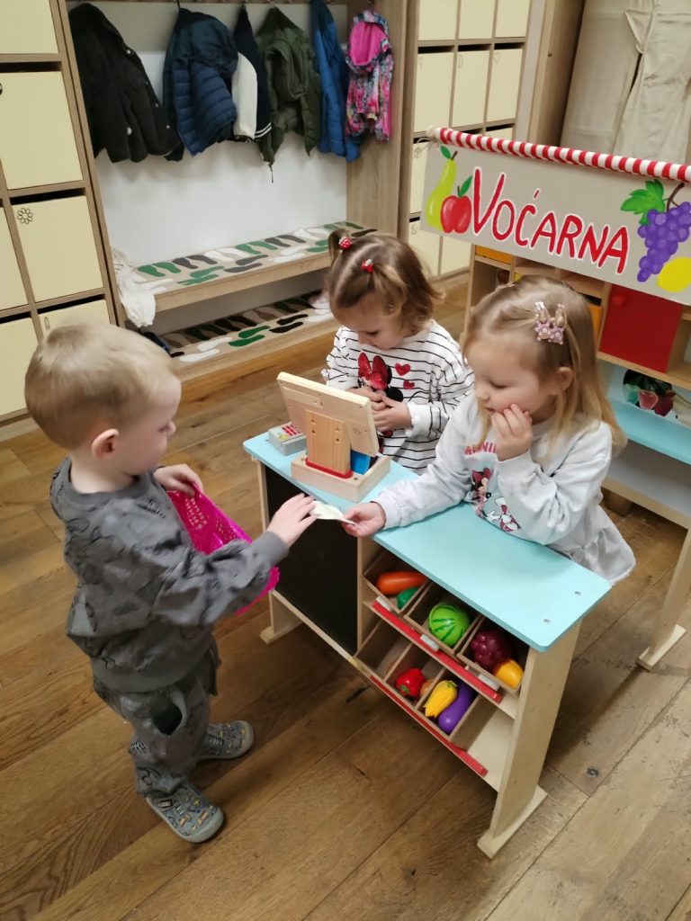 VOĆNA PRIČA U GUMBIĆIMA